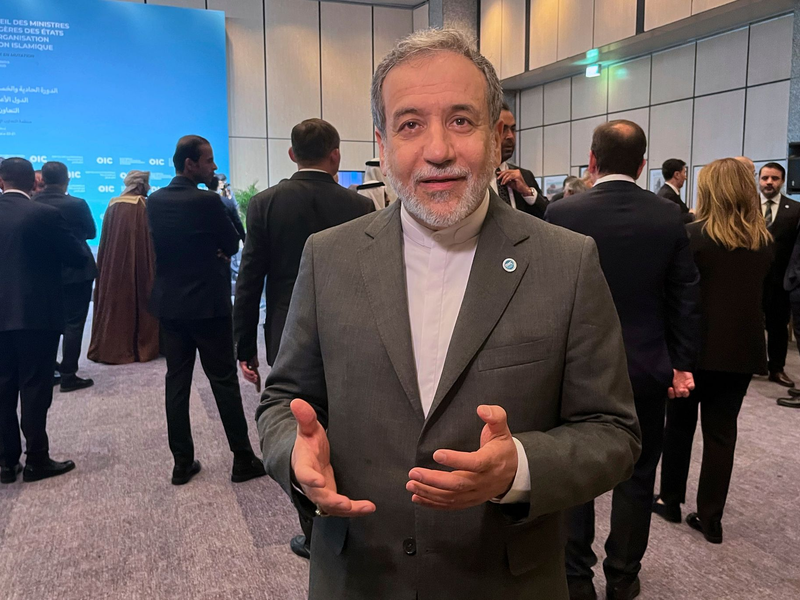 Der iranische Außenminister Abbas Araghtschi nimmt in Istanbul an einem Treffen der Organisation für islamische Zusammenarbeit teil. - Foto: Mehmet Guzel/AP/dpa