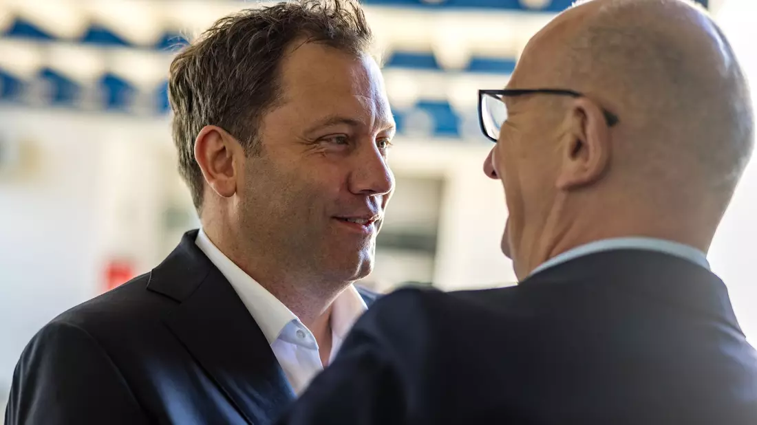 SPD-Chef Lars Klingbeil dringt auf die Prüfung eines AfD-Verbotsverfahrens. Hier im Gespräch mit Dietmar Woidke (r), Brandenburgs Ministerpräsident und SPD-Landesvorsitzender. - Bild: Frank Hammerschmidt/dpa
