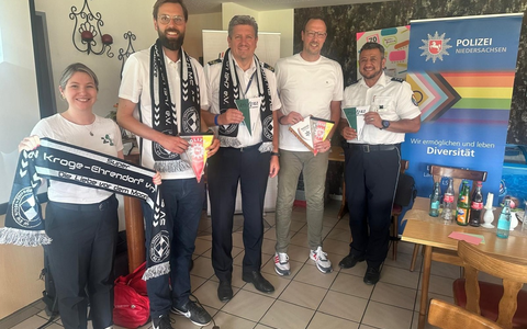 POL-OLD: Gemeinsam gegen Diskriminierung und Antisemitismus im Sport: Präventionsprojekt im Rahmen der 4. Europäischen Polizeimeisterschaft im Frauenfußball - Foto: presseportal.de