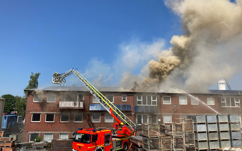 FW-PI: Folgemeldung: Über 300 Einsatzkräfte bekämpfen Großfeuer in einem Gewerbegebiet - Foto: presseportal.de FW-PI: Folgemeldung: Über 300 Einsatzkräfte bekämpfen Großfeuer in einem Gewerbegebiet - Foto: presseportal.de