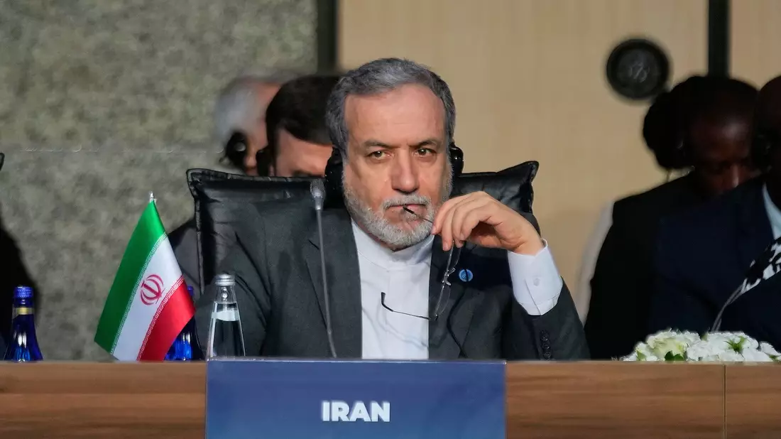 Der Iran will laut Außenminister Araghtschi nicht verhandeln, solange Israels Angriffe andauern. - Bild: Khalil Hamra/AP/dpa