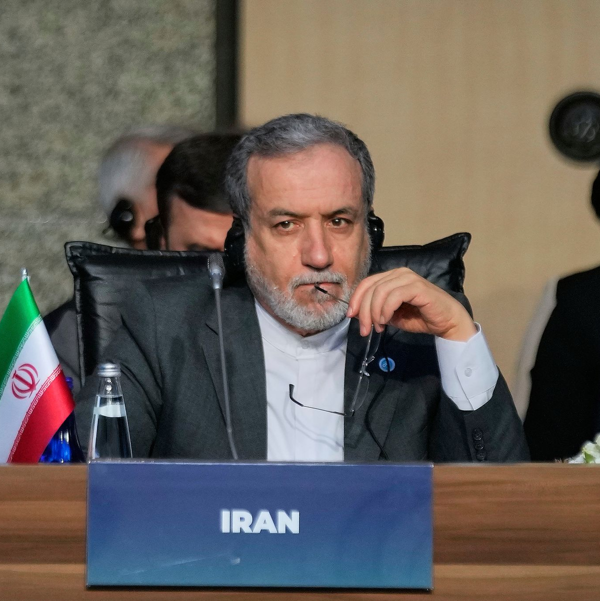 Der Iran will laut Außenminister Araghtschi nicht verhandeln, solange Israels Angriffe andauern. - Foto: Khalil Hamra/AP/dpa