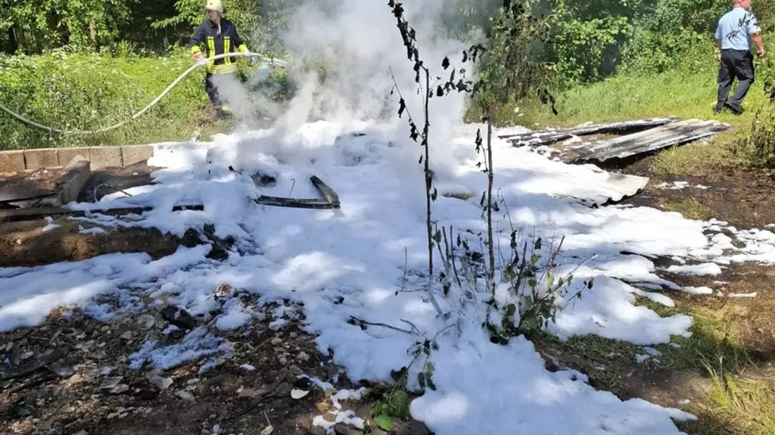FW Südheide: Größerer Menge Müll und Schrott brennen- Feuerwehr Unterlüß bei 30 Grad im Brandeinsatz - Bild: presseportal.de