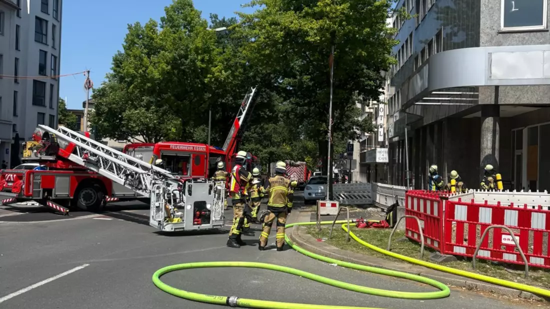 FW-E: Erneutes Brandereignis in leerstehendem Bürogebäude - Menschenrettung eingeleitet, fünf Etagen aufwendig durchsucht - Bild: presseportal.de