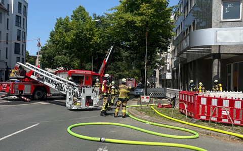 FW-E: Erneutes Brandereignis in leerstehendem Bürogebäude - Menschenrettung eingeleitet, fünf Etagen aufwendig durchsucht - Foto: presseportal.de