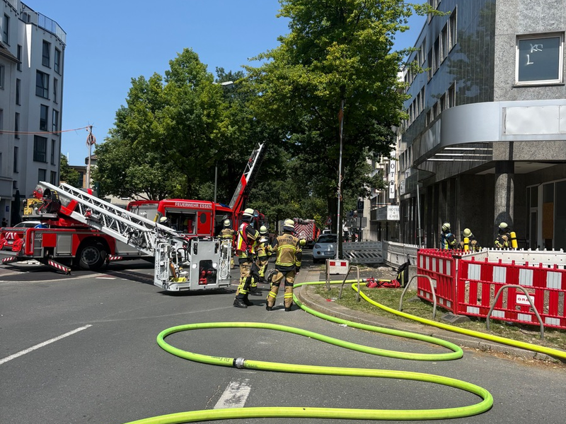 FW-E: Erneutes Brandereignis in leerstehendem Bürogebäude - Menschenrettung eingeleitet, fünf Etagen aufwendig durchsucht - Foto: presseportal.de