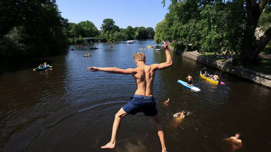 Die hohen Temperaturen werden auch am Sonntag viele Menschen ans Wasser ziehen. - Bild: Christian Charisius/dpa