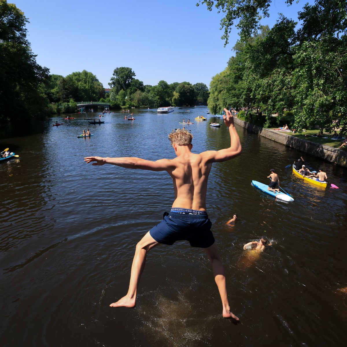 Die hohen Temperaturen werden auch am Sonntag viele Menschen ans Wasser ziehen. - Foto: Christian Charisius/dpa
