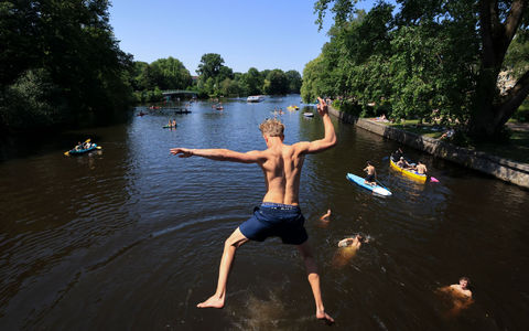Viele Menschen suchten am Samstag Abkühlung. - Foto: Christian Charisius/dpa