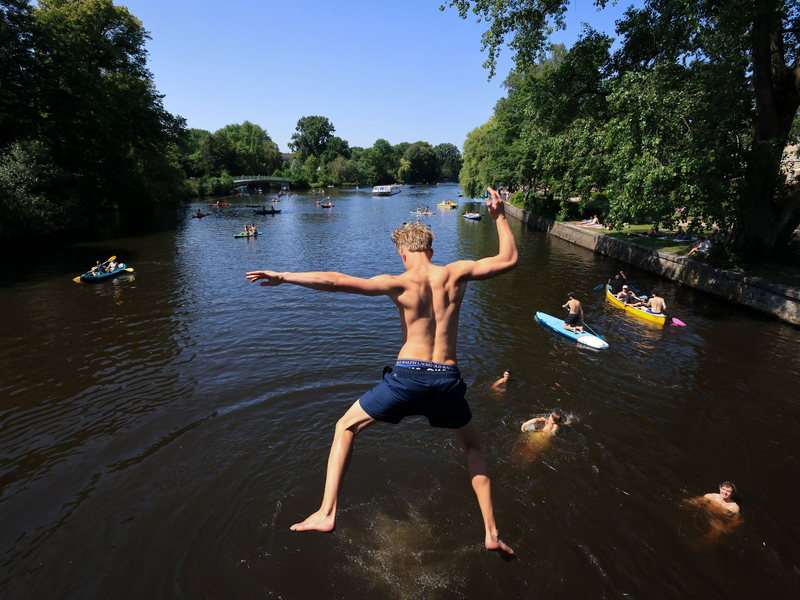 Viele Menschen suchten am Samstag Abkühlung. - Foto: Christian Charisius/dpa