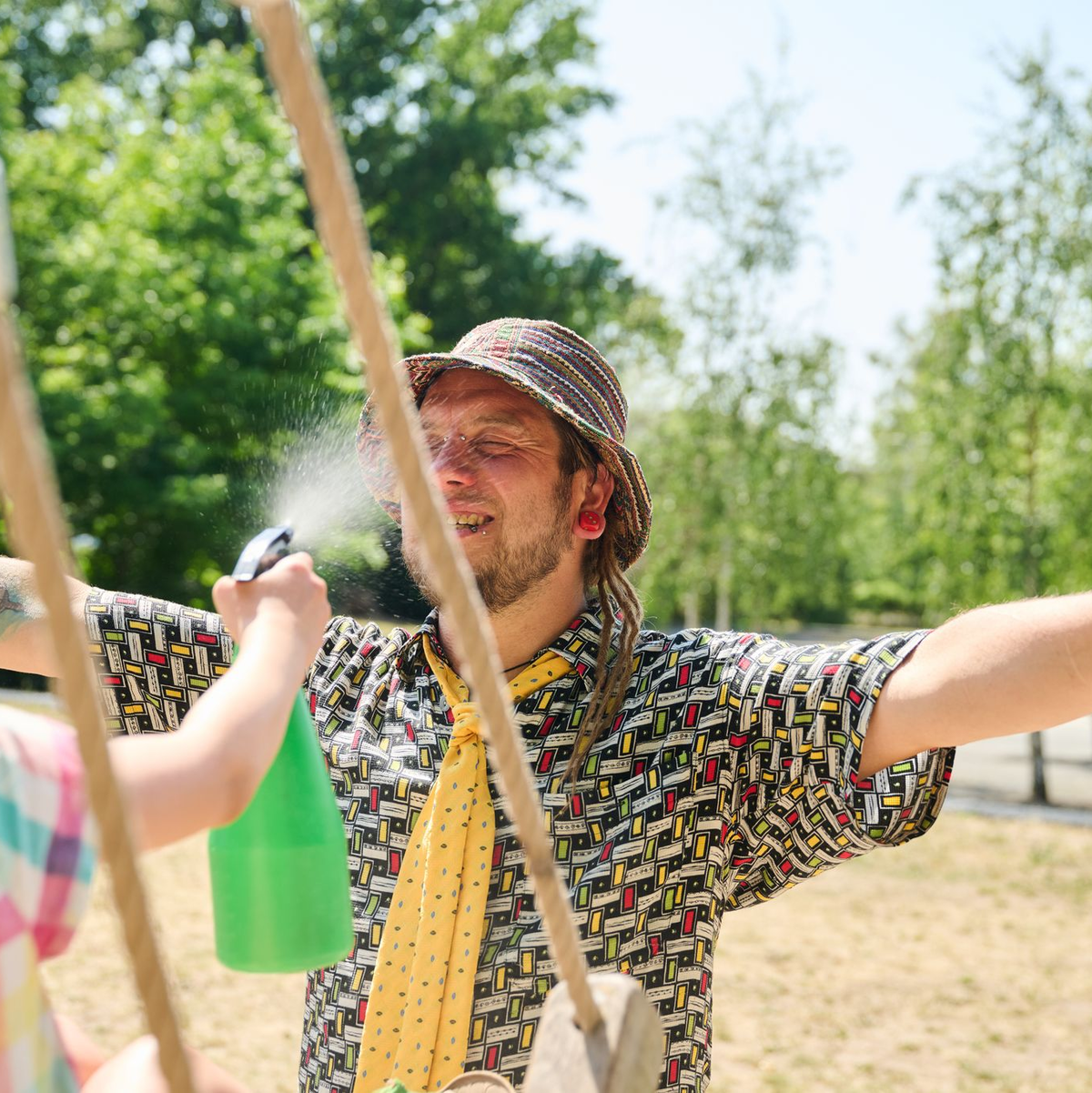 Sich Wasser ins Gesicht spritzen zu lassen, hilft bei der Wärme. - Foto: Annette Riedl/dpa