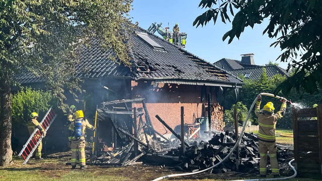 FW Paderborn: Gemeldeter Gartenhüttenbrand mit Ausbreitung auf Dachstuhl in Paderborn-Sennelager - Bild: presseportal.de