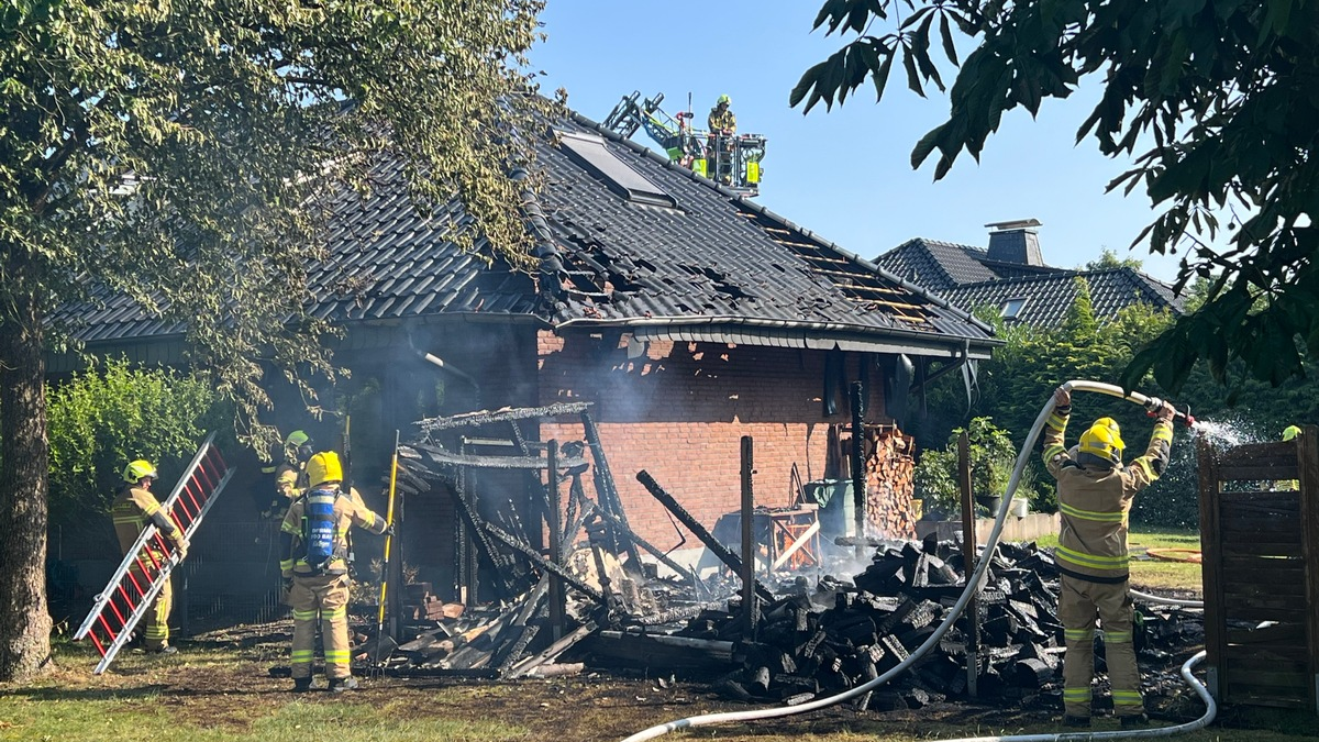FW Paderborn: Gemeldeter Gartenhüttenbrand mit Ausbreitung auf Dachstuhl in Paderborn-Sennelager - Foto: presseportal.de
