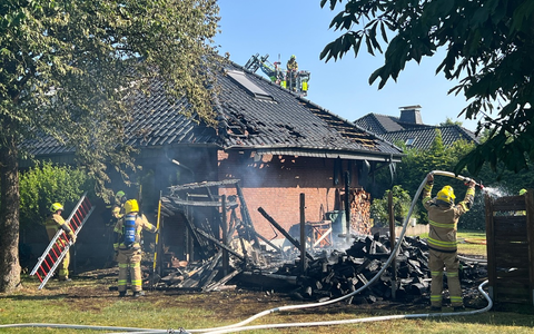 FW Paderborn: Gemeldeter Gartenhüttenbrand mit Ausbreitung auf Dachstuhl in Paderborn-Sennelager - Foto: presseportal.de FW Paderborn: Gemeldeter Gartenhüttenbrand mit Ausbreitung auf Dachstuhl in Paderborn-Sennelager - Foto: presseportal.de