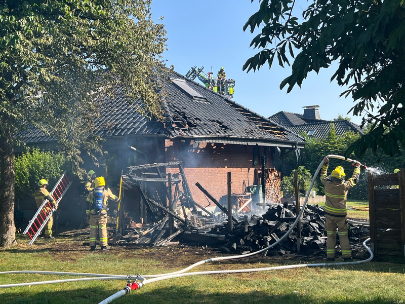 FW Paderborn: Gemeldeter Gartenhüttenbrand mit Ausbreitung auf Dachstuhl in Paderborn-Sennelager - Foto: presseportal.de
