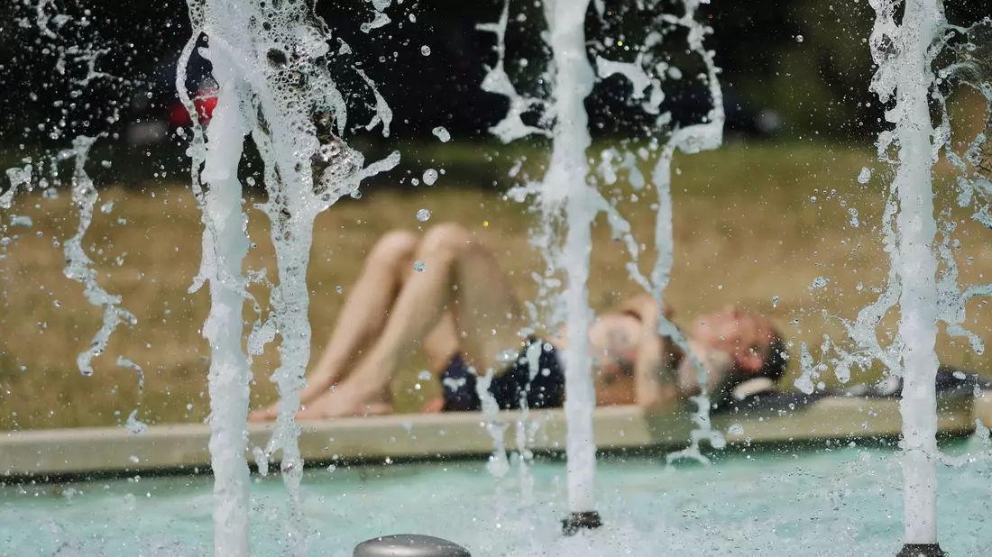 Vielen Menschen fanden am Samstag am Wasser etwas Abkühlung. - Bild: Sebastian Willnow/dpa