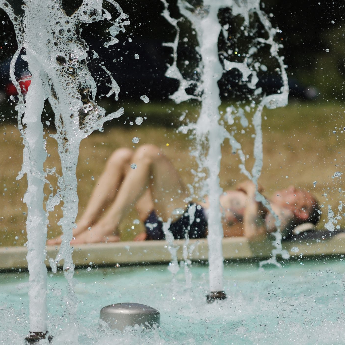Vielen Menschen fanden am Samstag am Wasser etwas Abkühlung. - Foto: Sebastian Willnow/dpa