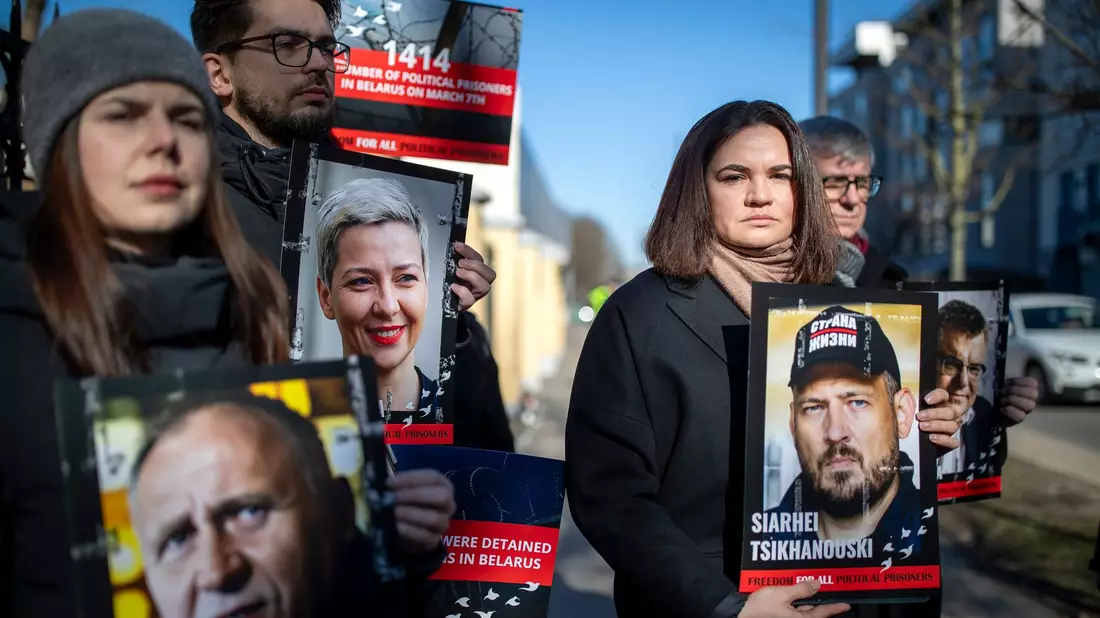 Jahrelang hat die belarussische Oppositionsführerin Swetlana Tichanowskaja für die Freilassung ihres Ehemanns Sergej Tichanowski gekämpft. (Archivbild) - Bild: Mindaugas Kulbis/AP/dpa