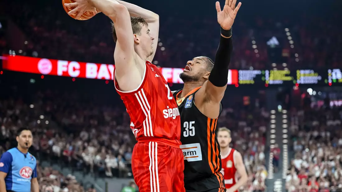 Der FC Bayern München (rot) und Ratiopharm Ulm begegneten sich im dritten Finalspiel lange auf Augenhöhe. - Bild: Harry Langer/dpa