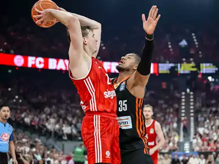 Der FC Bayern München (rot) und Ratiopharm Ulm begegneten sich im dritten Finalspiel lange auf Augenhöhe. - Foto: Harry Langer/dpa
