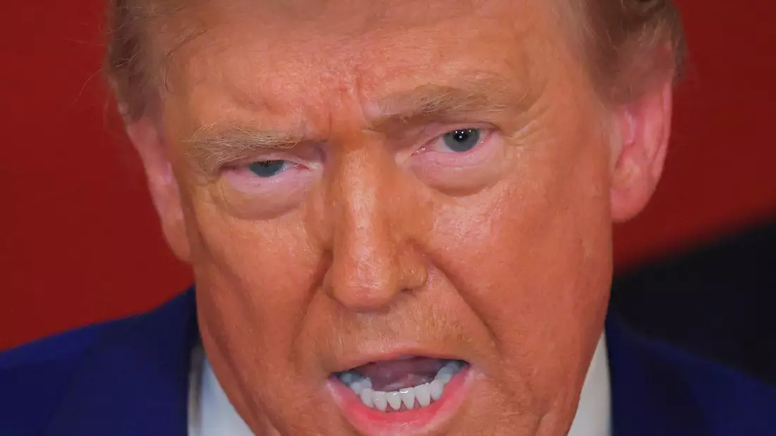 Trump kokettiert mit der Idee eines Machtwechsels im Iran.   - Bild: Carlos Barria/Reuters Pool via AP/dpa
