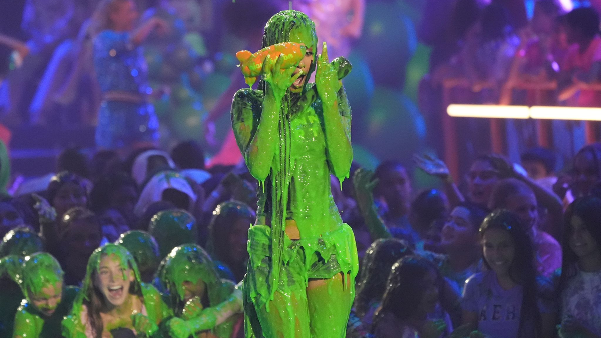 Eine Schleimdusche für Tyla. - Foto: Chris Pizzello/Invision via AP/dpa