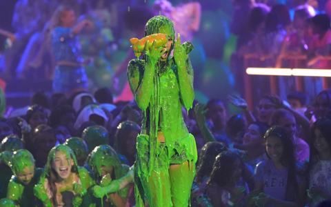 Eine Schleimdusche für Tyla. - Foto: Chris Pizzello/Invision via AP/dpa