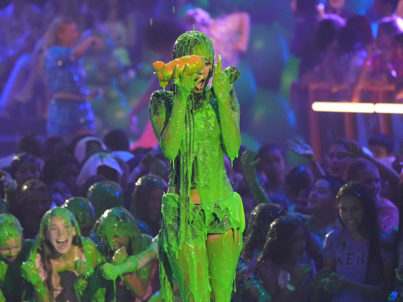 Eine Schleimdusche für Tyla. - Foto: Chris Pizzello/Invision via AP/dpa