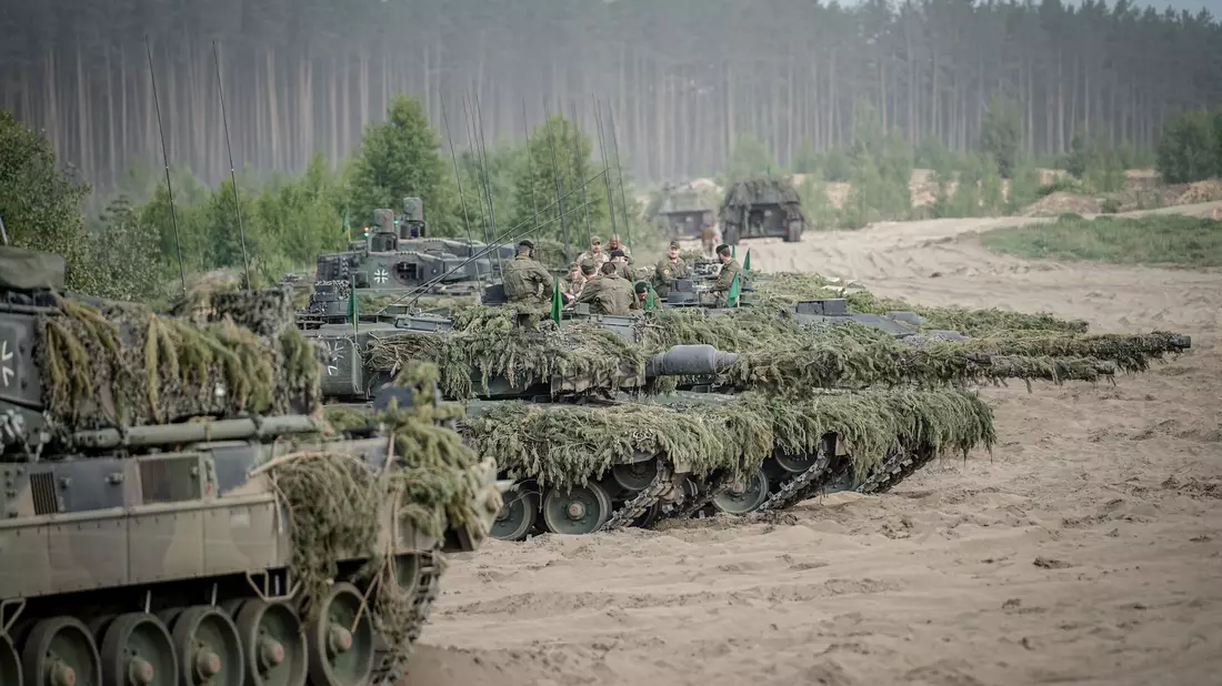 Geld verdienen mit Waffen? Eine knappe Mehrheit der Bundesbürger findet das vertretbar (Archivbild) - Bild: Kay Nietfeld/dpa