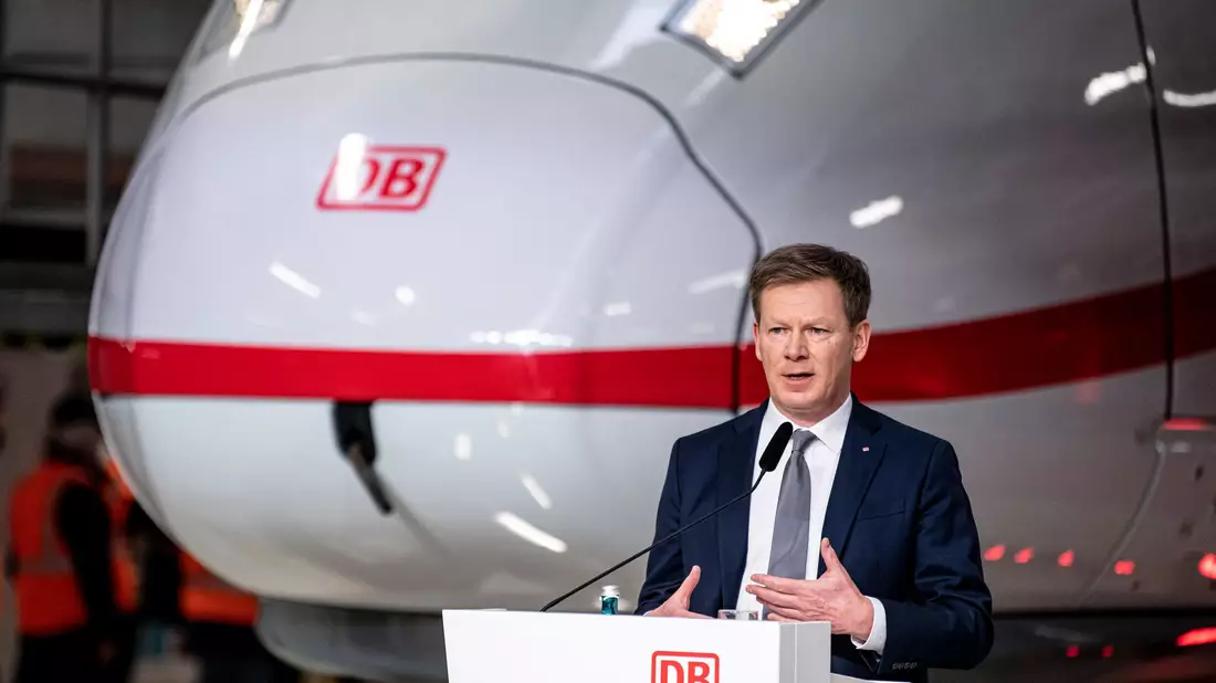 Bahnchef Richard Lutz dürfte noch einige Monate Zeit haben, bis eine Entscheidung über seinen Verbleib an der Konzernspitze getroffen wird. (Archivbild) - Bild: Fabian Sommer/dpa