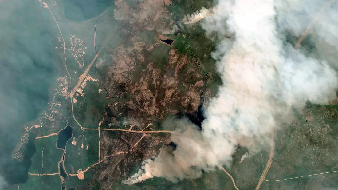 Die zunehmende Waldbrandgefahr ist nur einer der Gründe, weshalb Aufforstung als CO2-Ausgleich seine Tücken hat. - Bild: Maxar Technologies/AP/dpa