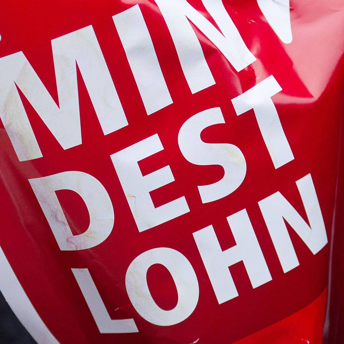 Gewerkschaften hatten für höhere Mindestlöhne demonstriert. - Foto: Jens Wolf/dpa