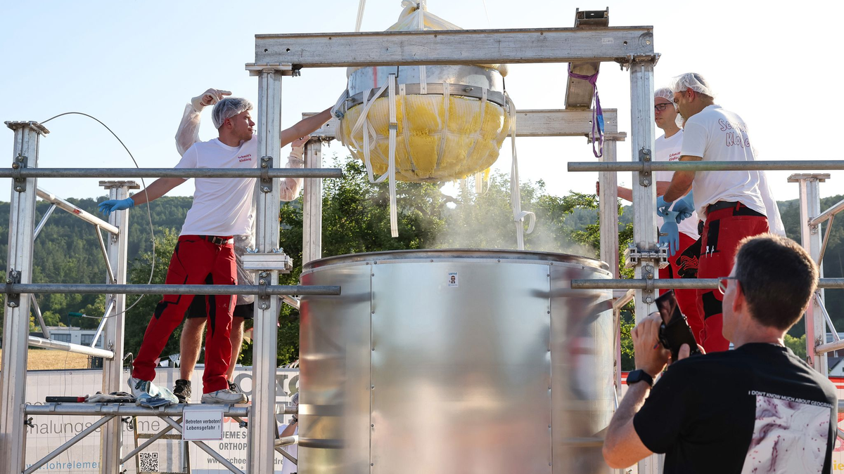 Nach der Aktion gab es eine Urkunde für den Rekord. - Foto: Daniel Löb/dpa