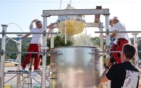 Nach der Aktion gab es eine Urkunde für den Rekord. - Foto: Daniel Löb/dpa