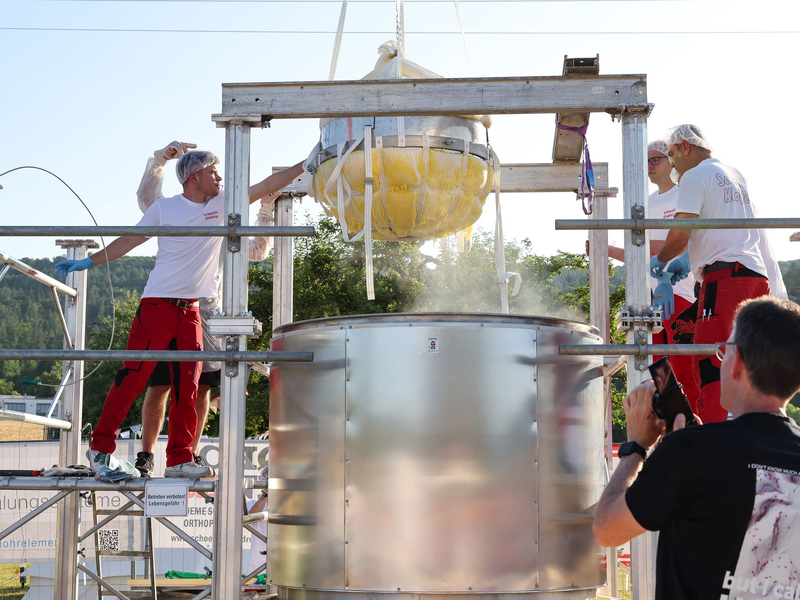 Nach der Aktion gab es eine Urkunde für den Rekord. - Foto: Daniel Löb/dpa