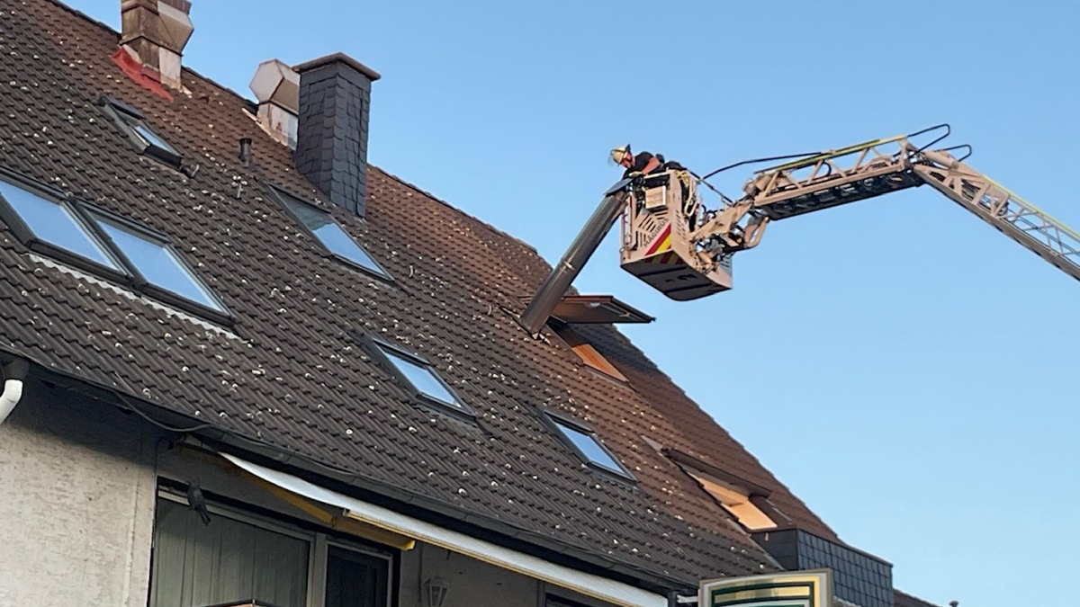 FW-DO: Kaminrohr droht auf Straße zu stürzen - Einsatz mit Drehleiter - Foto: presseportal.de