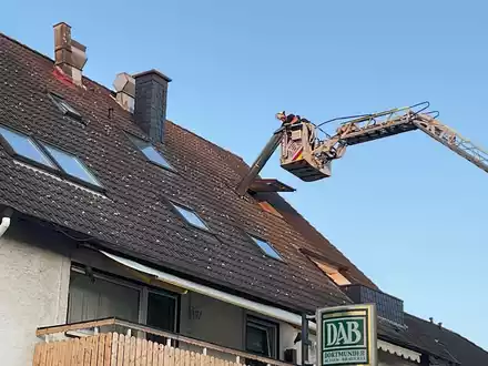 FW-DO: Kaminrohr droht auf Straße zu stürzen - Einsatz mit Drehleiter - Foto: presseportal.de