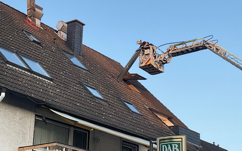 FW-DO: Kaminrohr droht auf Straße zu stürzen - Einsatz mit Drehleiter - Foto: presseportal.de