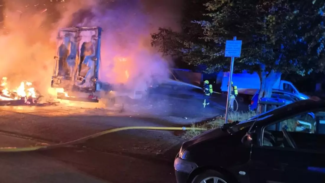 FW-DT: Sprinter und Sperrmüll in Vollbrand - Bild: presseportal.de
