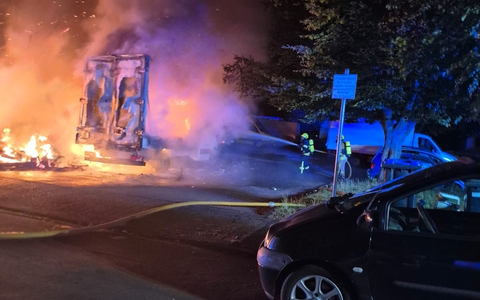 FW-DT: Sprinter und Sperrmüll in Vollbrand - Foto: presseportal.de