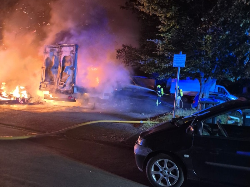 FW-DT: Sprinter und Sperrmüll in Vollbrand - Foto: presseportal.de