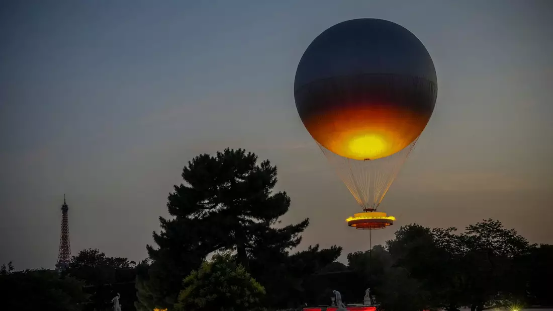 Viele Menschen in Paris hatten sich gewünscht, dass der olympische Ballon wieder in die Stadt zurückkehrt. - Bild: Aurelien Morissard/AP/dpa