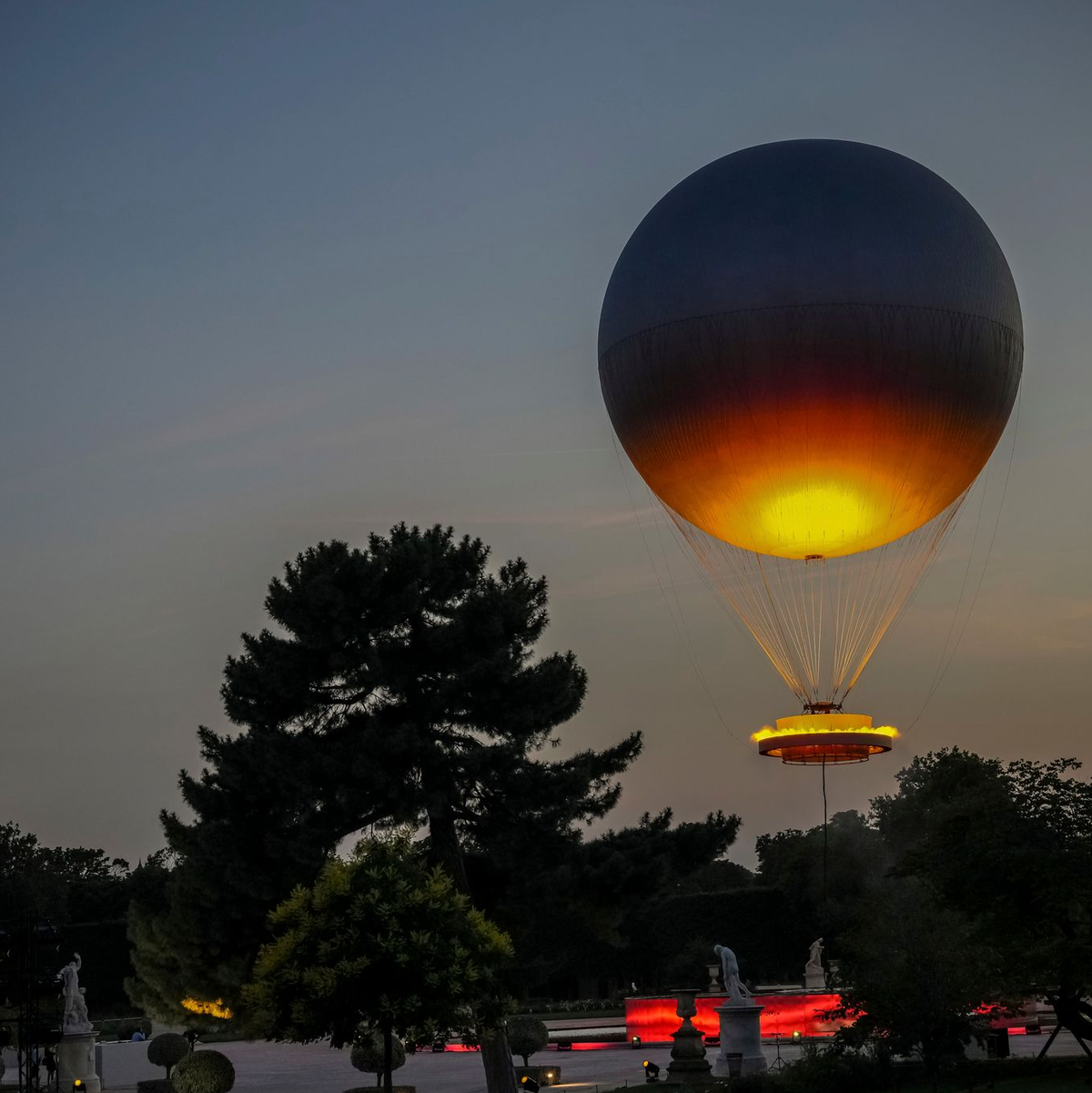 Viele Menschen in Paris hatten sich gewünscht, dass der olympische Ballon wieder in die Stadt zurückkehrt. - Foto: Aurelien Morissard/AP/dpa
