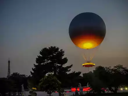 Viele Menschen in Paris hatten sich gewünscht, dass der olympische Ballon wieder in die Stadt zurückkehrt. - Foto: Aurelien Morissard/AP/dpa
