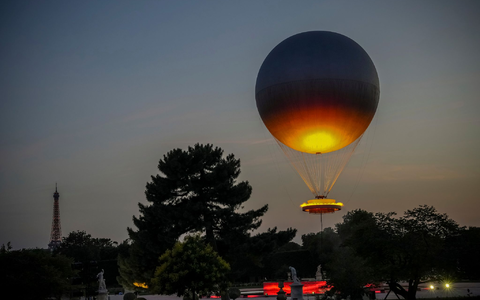Viele Menschen in Paris hatten sich gewünscht, dass der olympische Ballon wieder in die Stadt zurückkehrt. - Foto: Aurelien Morissard/AP/dpa Viele Menschen in Paris hatten sich gewünscht, dass der olympische Ballon wieder in die Stadt zurückkehrt. - Foto: Aurelien Morissard/AP/dpa