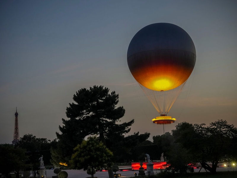 Viele Menschen in Paris hatten sich gewünscht, dass der olympische Ballon wieder in die Stadt zurückkehrt. - Foto: Aurelien Morissard/AP/dpa
