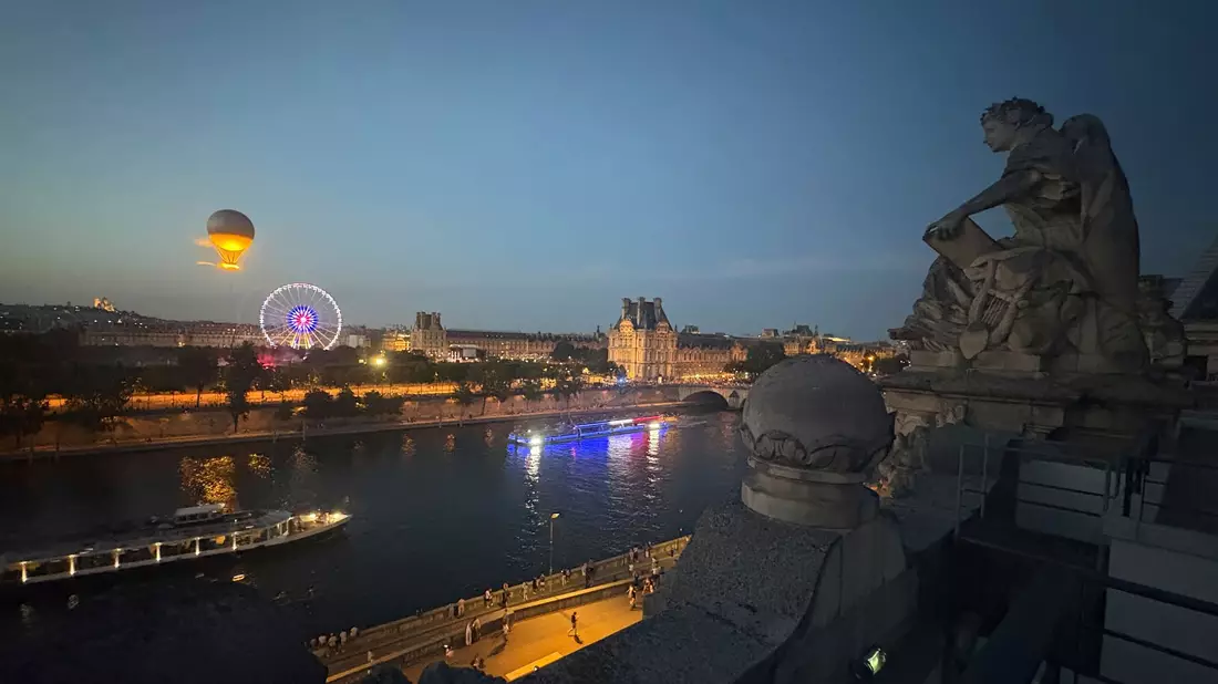 Das Aufsteigen des olympischen Ballons ist ein besonderes Spektakel am Abendhimmel von Paris. - Bild: Oleg Cetinic/AP/dpa