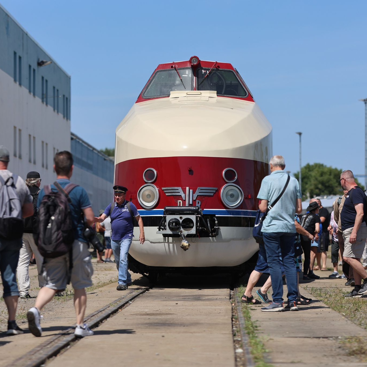 Der SVT Görlitz stand im Mittelpunkt des Tages der offenen Tür in Halberstadt. - Foto: Matthias Bein/dpa