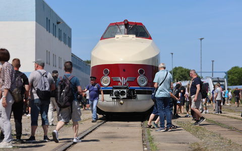 Der SVT Görlitz stand im Mittelpunkt des Tages der offenen Tür in Halberstadt. - Foto: Matthias Bein/dpa Der SVT Görlitz stand im Mittelpunkt des Tages der offenen Tür in Halberstadt. - Foto: Matthias Bein/dpa