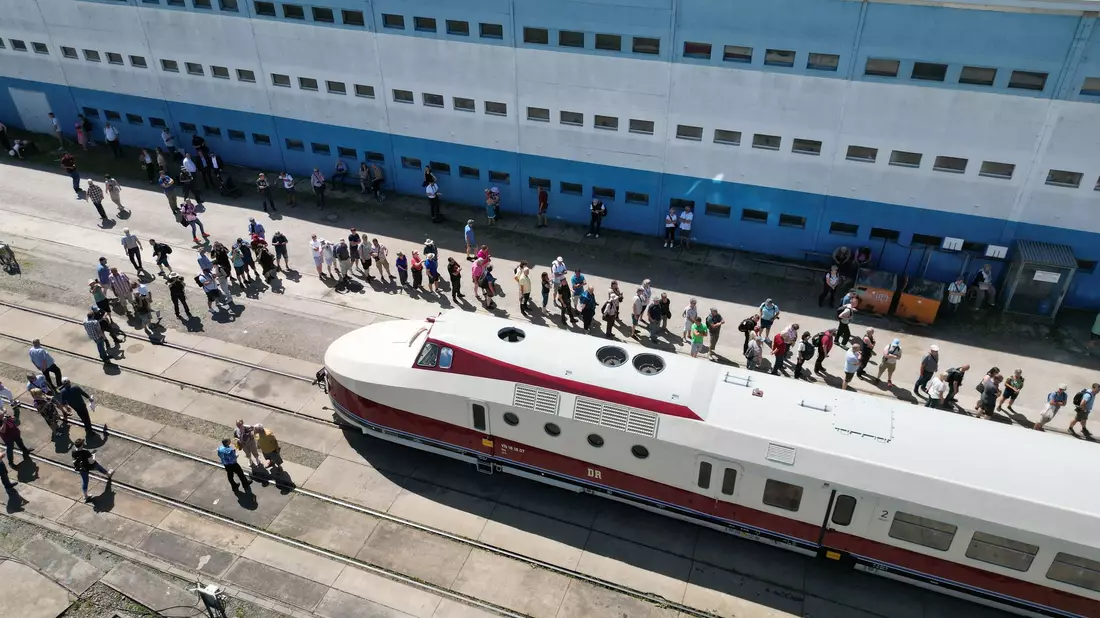 Der restaurierte SVT Görlitz steht auf dem Werksgelände der VIS (Verkehrs Industrie Systeme GmbH) in Halberstadt. - Bild: Matthias Bein/dpa